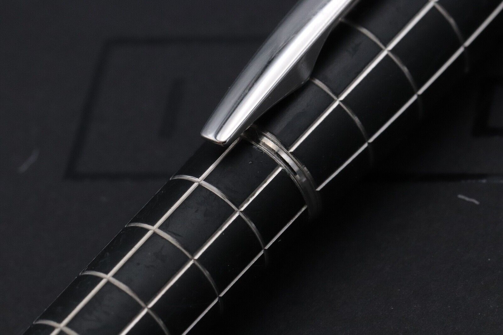Montblanc Starwalker Rubber Platinum Fountain Pen - Broad Nib image 3