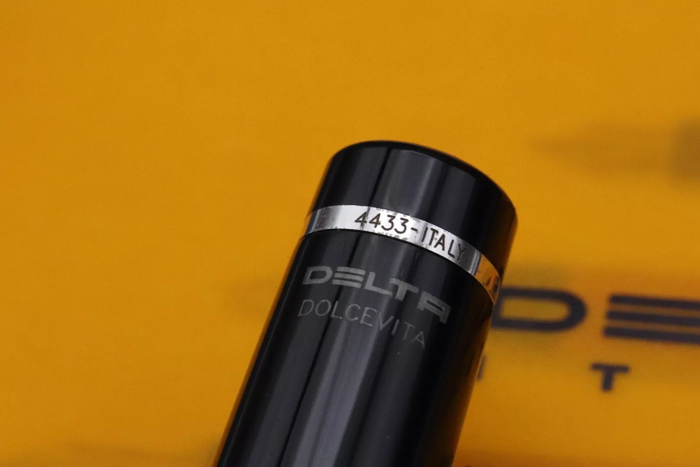 Delta Dolcevita Mini Fountain Pen - 18k Medium Nib image 5