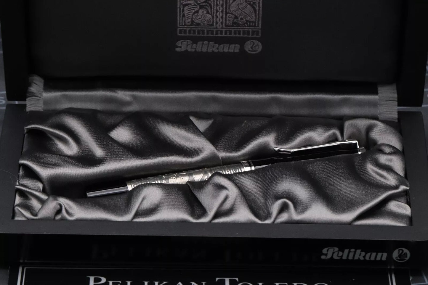 Pelikan Souveran M710 Toledo Fountain Pen - UNUSED - Broad PF Nib image 13