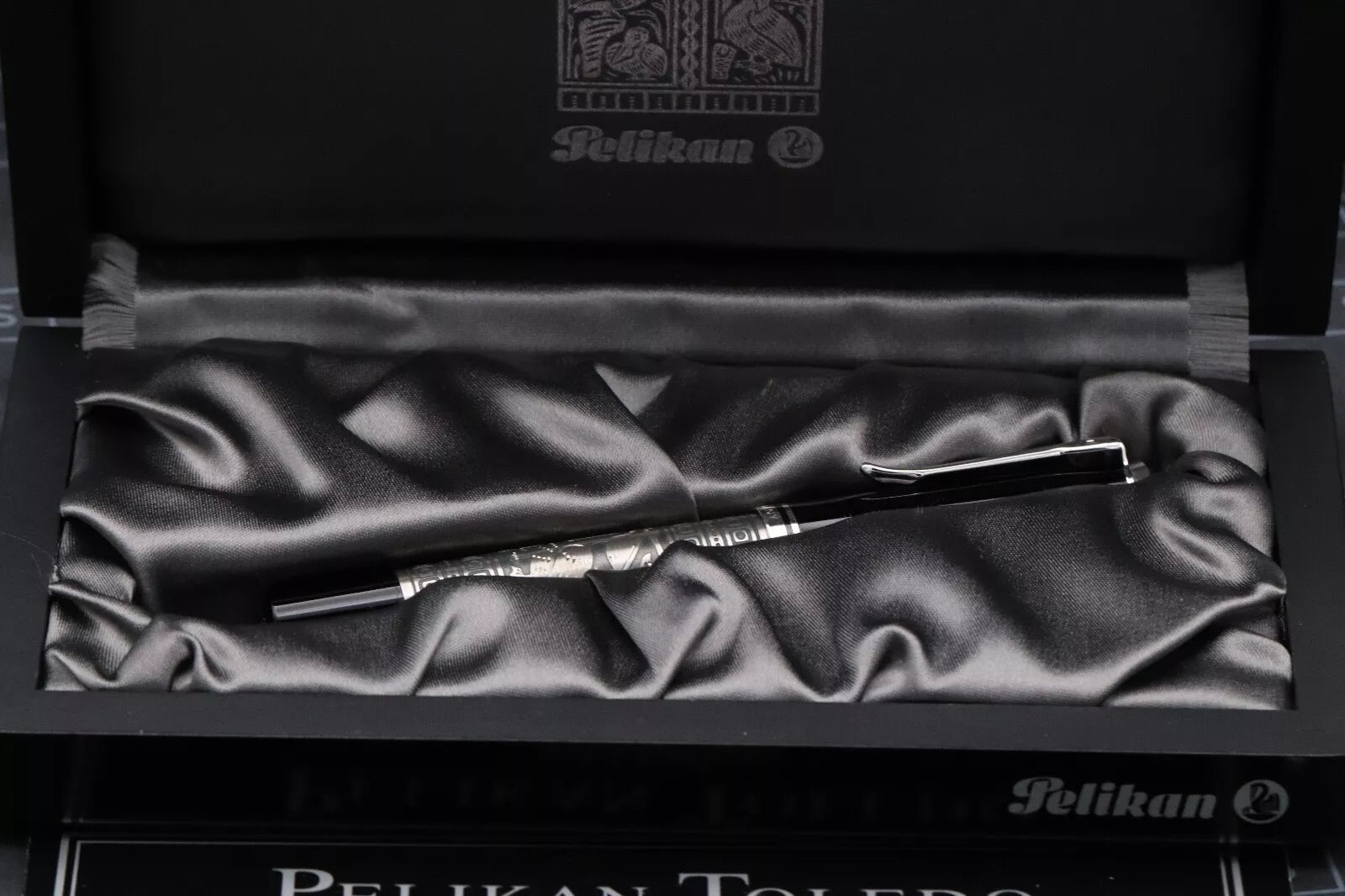 Pelikan Souveran M710 Toledo Fountain Pen - UNUSED - Broad PF Nib image 13