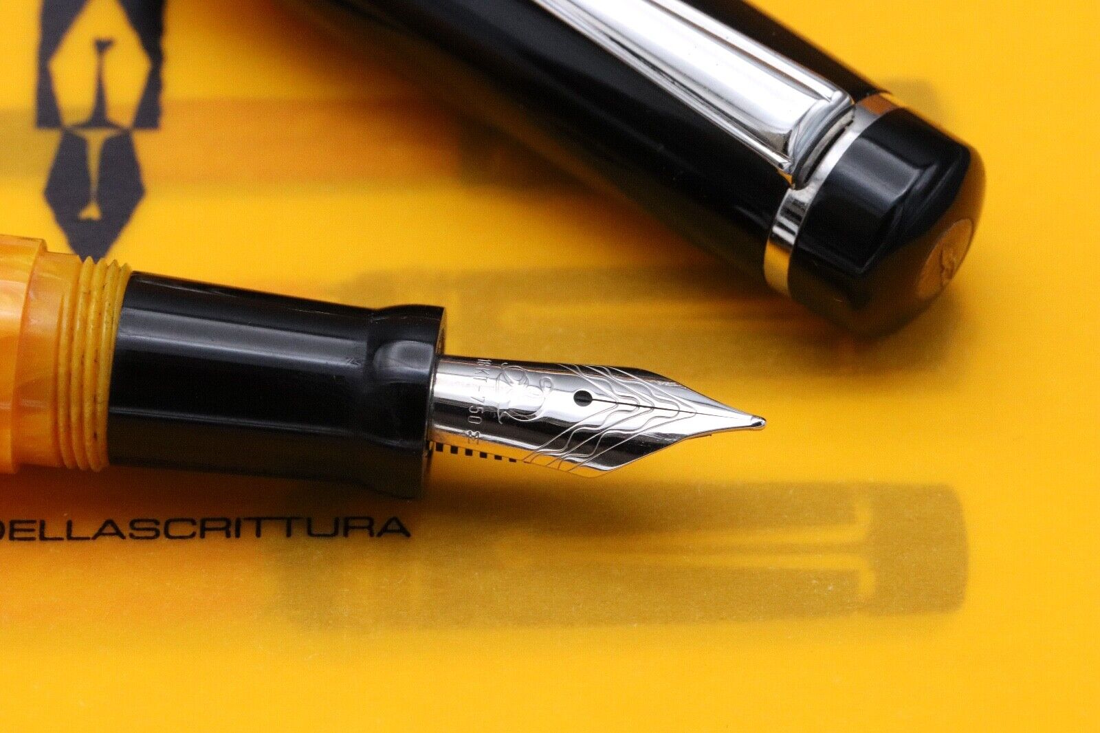 Delta Dolcevita Mini Fountain Pen - 18k Medium Nib image 2