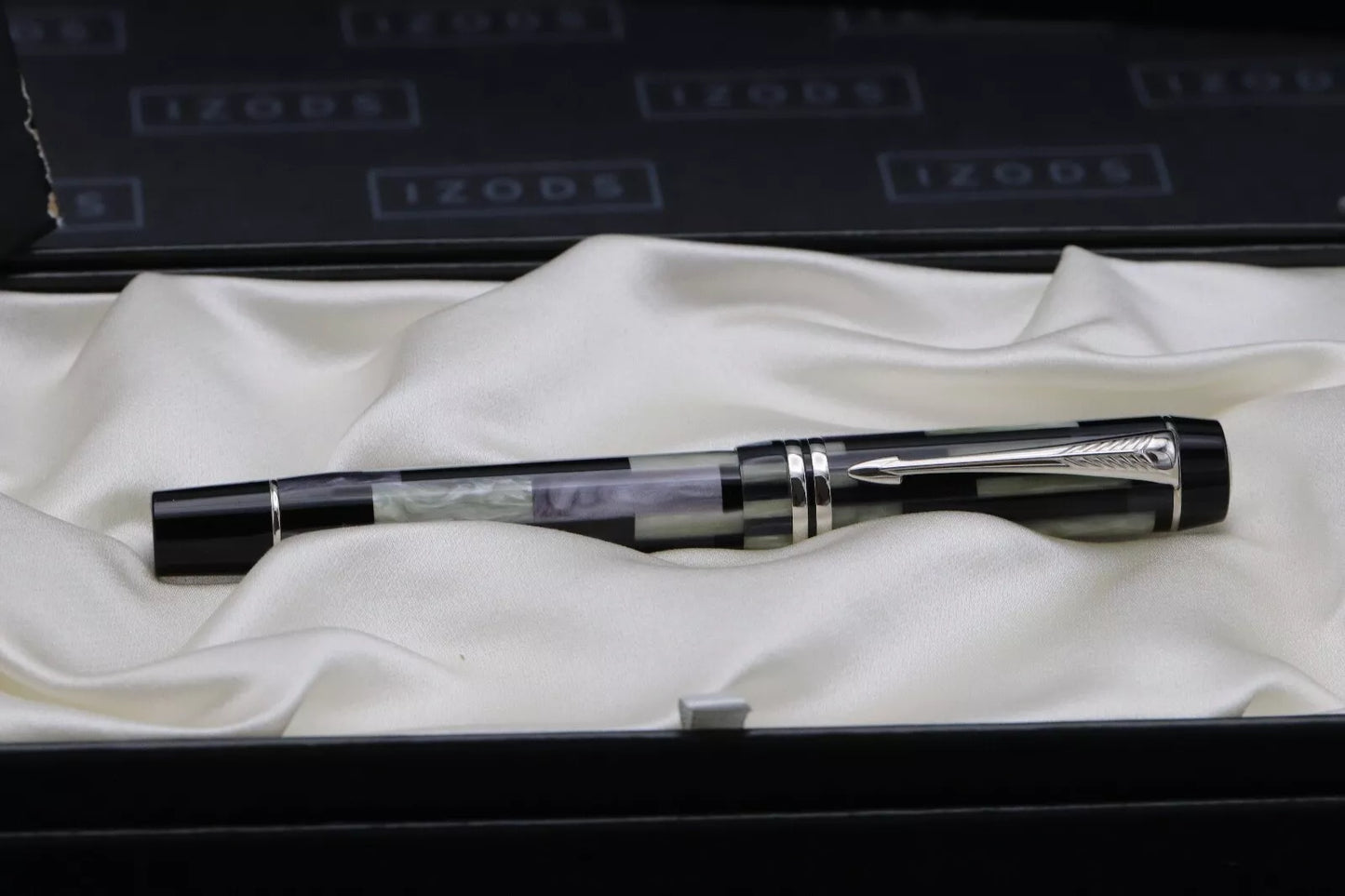Parker Duofold Centennial Black Mosaic Fountain Pen image 7