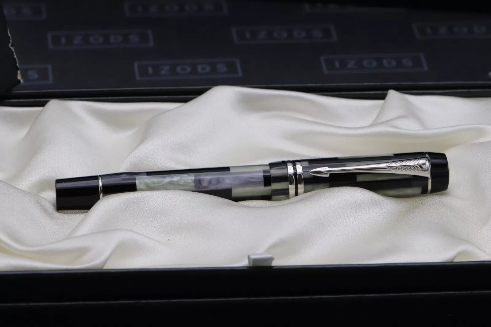 Parker Duofold Centennial Black Mosaic Fountain Pen image 7