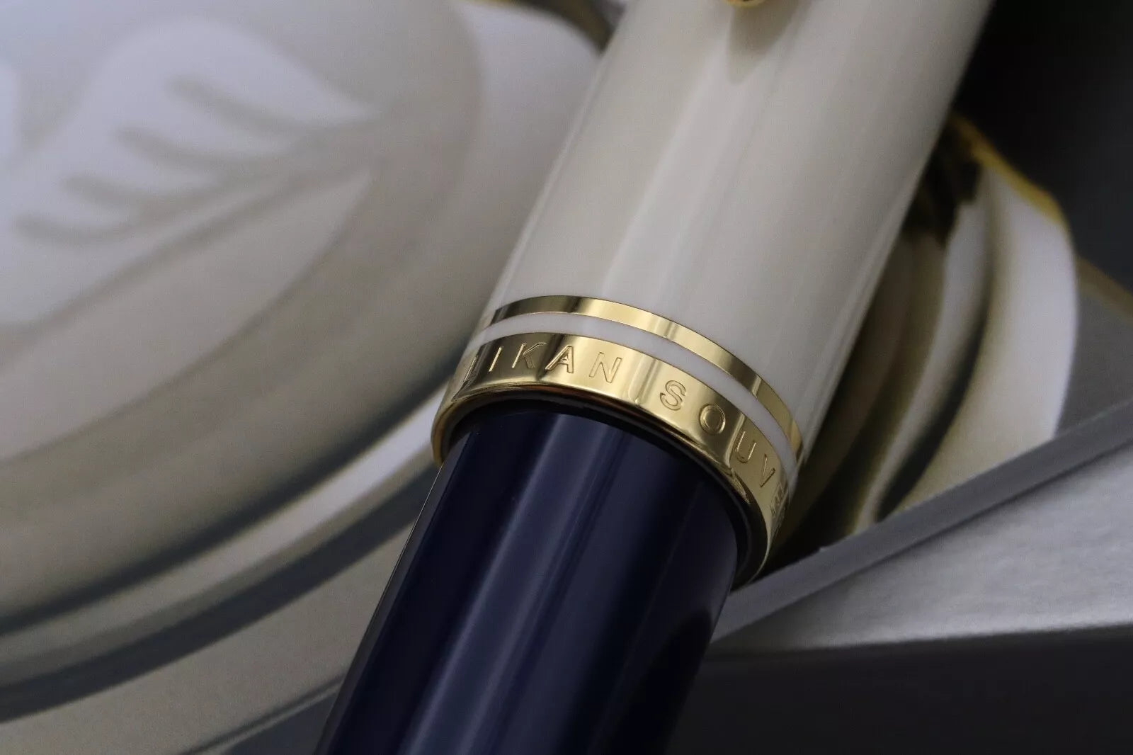 Pelikan Souveran M800 Cream Blue Fountain Pen - BB Nib image 5