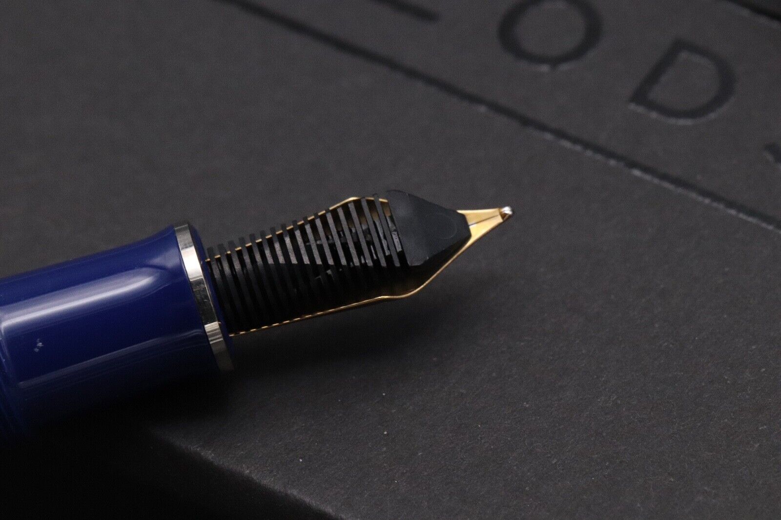 Pelikan Souveran M805 Dark Blue Fountain Pen image 4