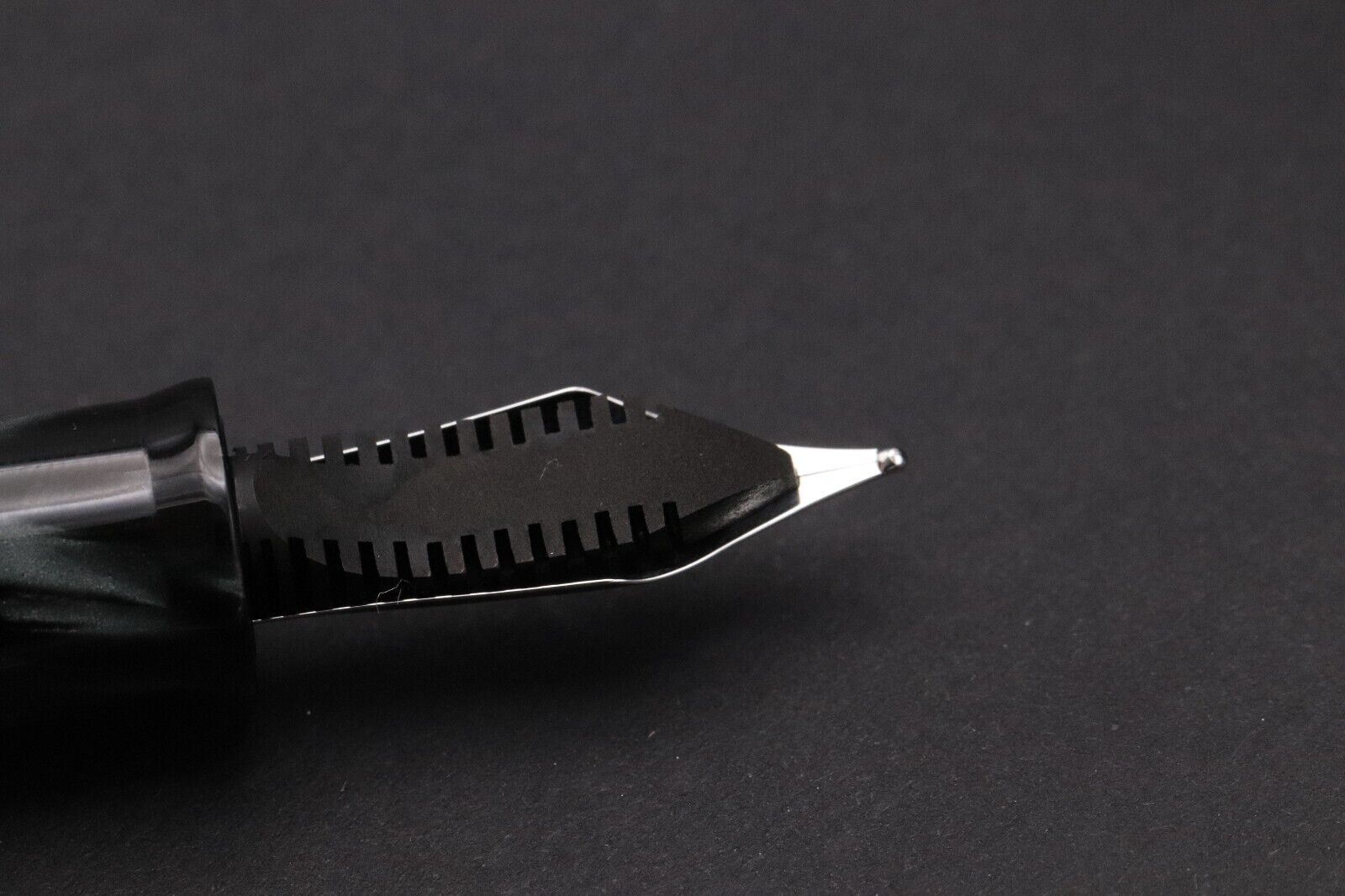 Leonardo Gioiellino Lever Filler Pearl Grey Celluloid Fountain Pen – Broad Nib image 4