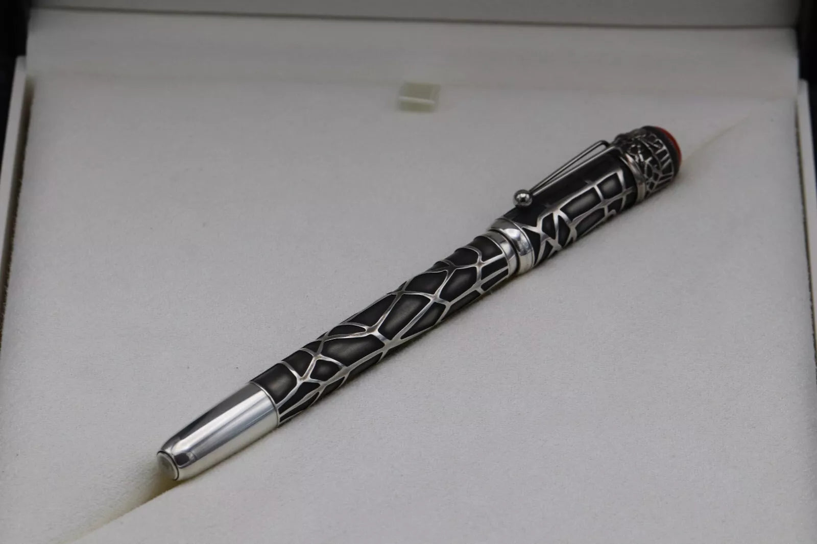Montblanc Heritage Rouge et Noir Metamorphosis LE1906 Fountain Pen image 10