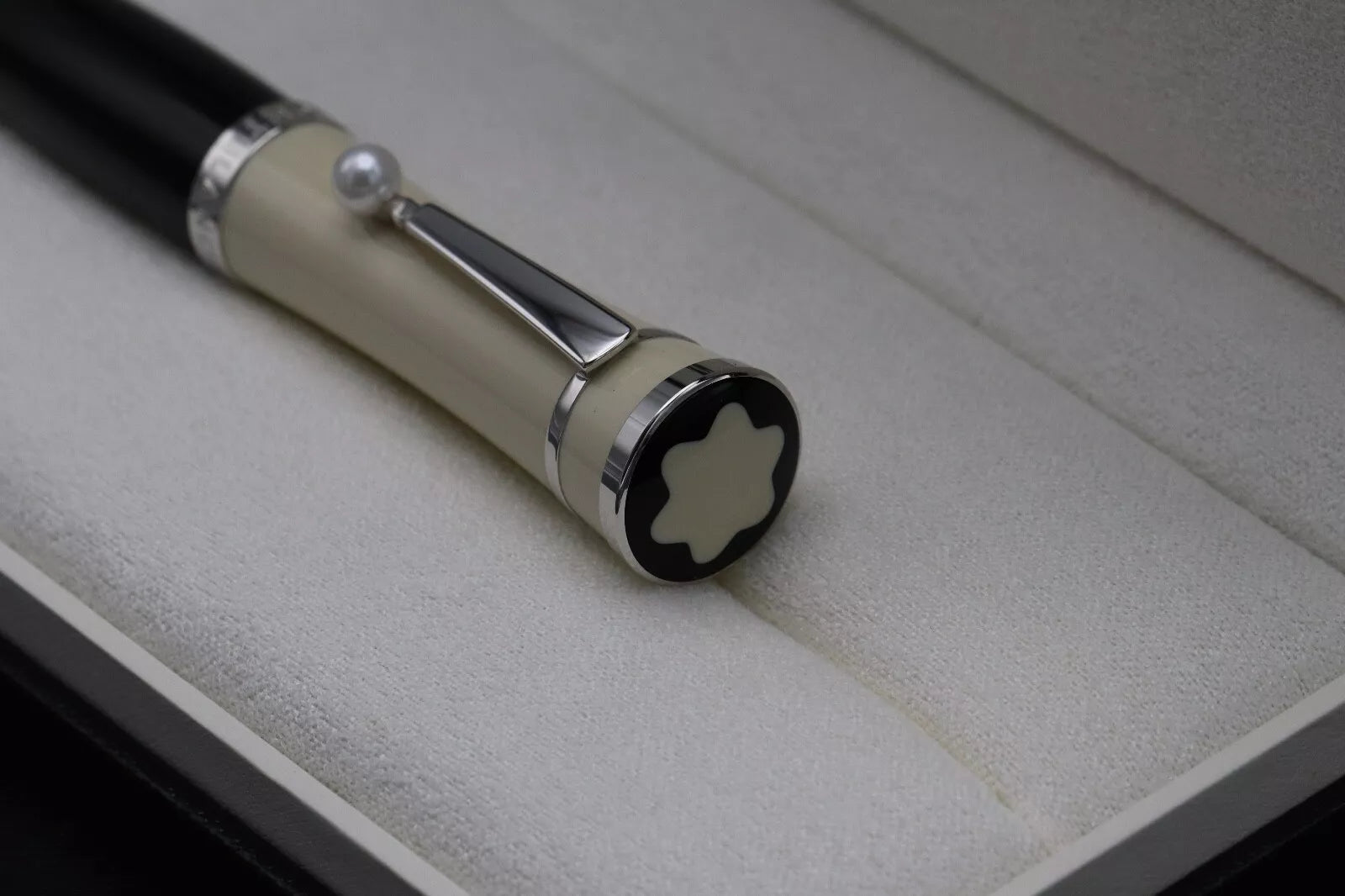 Montblanc Muses Greta Garbo Special Edition Fountain Pen image 6