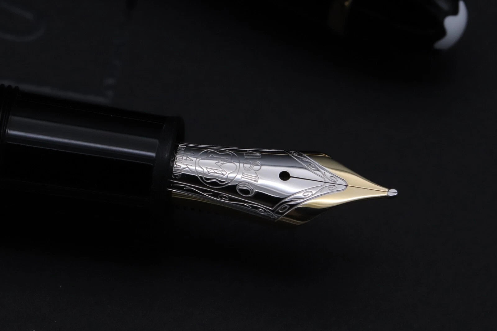Montblanc Meisterstuck 147 Traveller Gold Line Fountain Pen with Pouch image 9