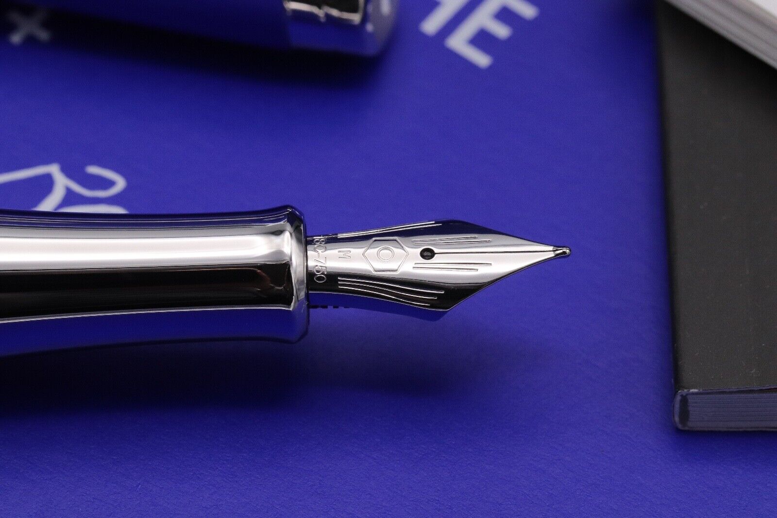 Caran d'Ache Leman Limited Edition Klein Blue Fountain Pen image 2