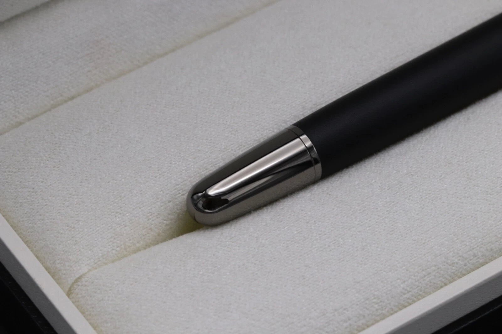 Montblanc Meisterstuck Classique Ultra Black Rollerball / Fineliner Pen image 9