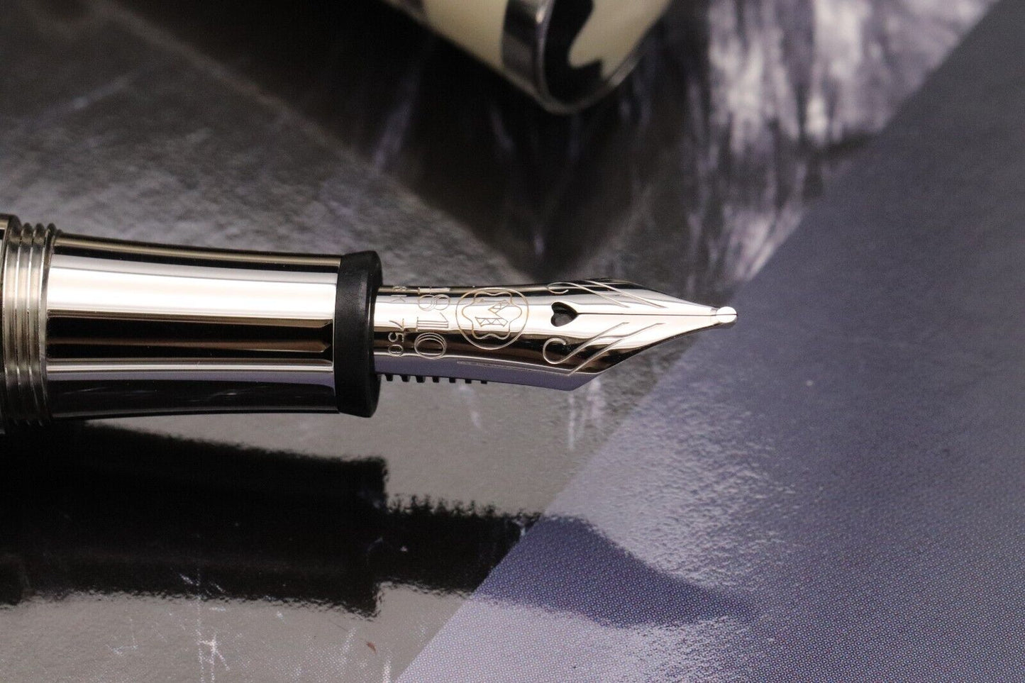 Montblanc Muses Greta Garbo Special Edition Fountain Pen image 2