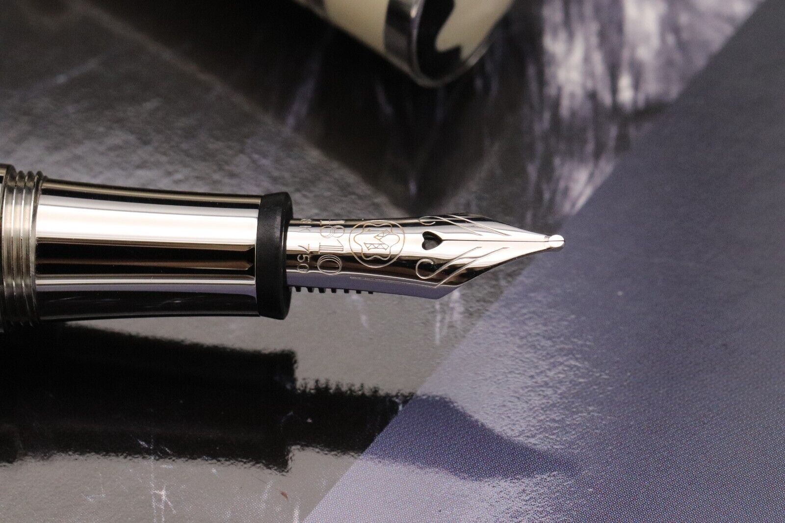 Montblanc Muses Greta Garbo Special Edition Fountain Pen image 2