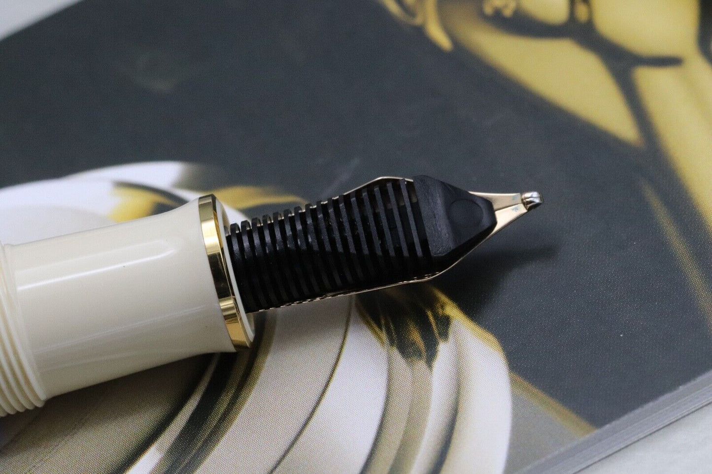Pelikan Souveran M800 Cream Blue Fountain Pen - BB Nib image 3