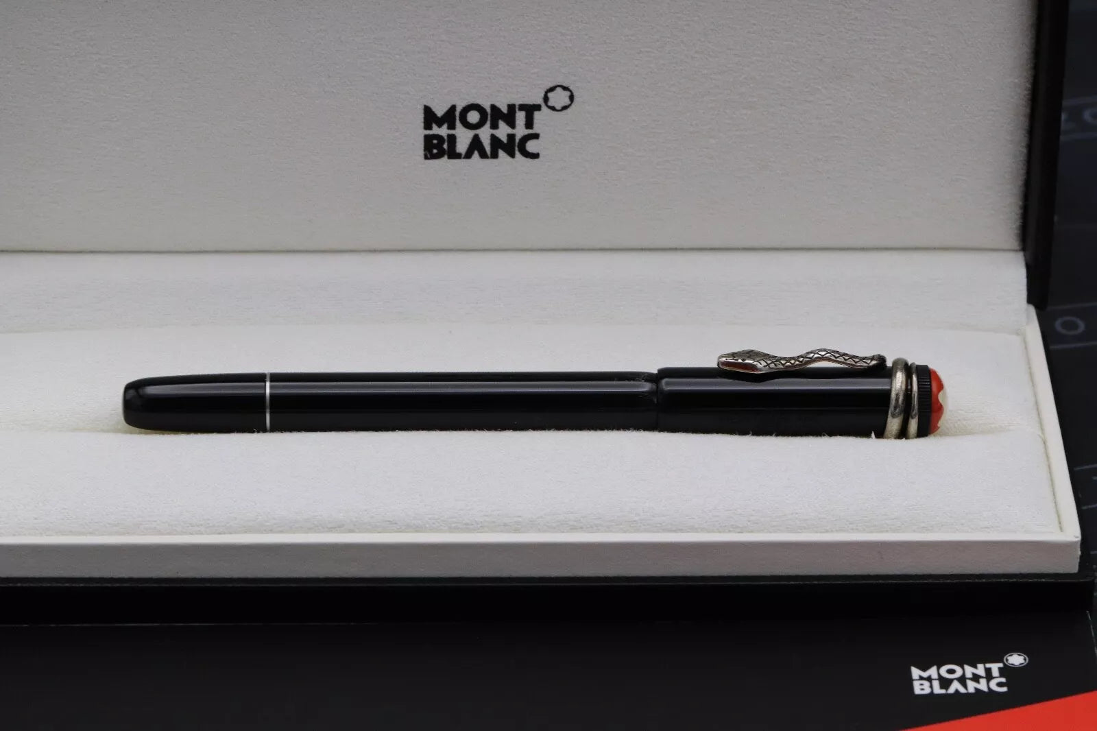 Montblanc Heritage Rouge et Noir Black SE Rollerball / Fineliner Pen image 5