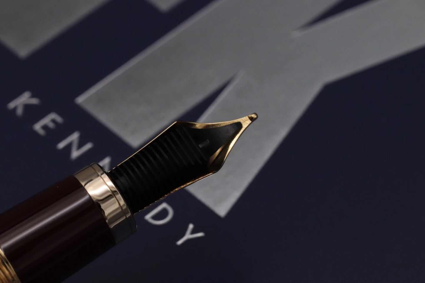 Montblanc Great Characters JFK Burgundy Fountain Pen - UNUSED image 6