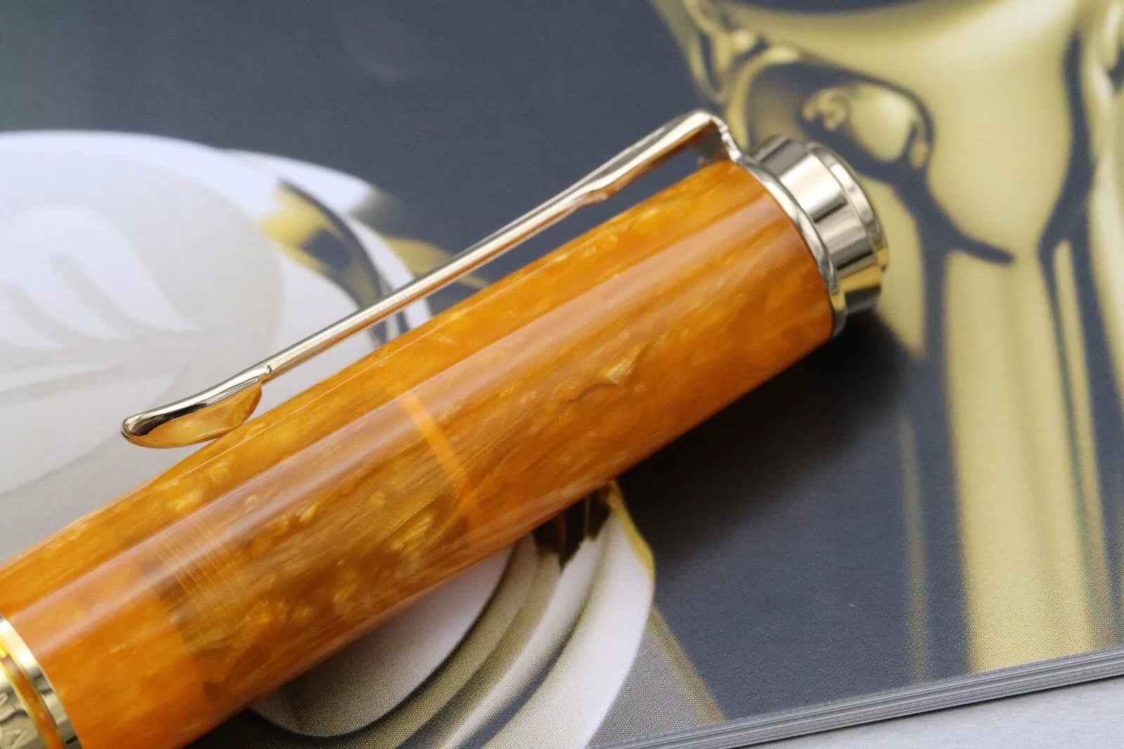 Pelikan Souveran M600 Vibrant Orange Fountain Pen - Broad Nib image 5