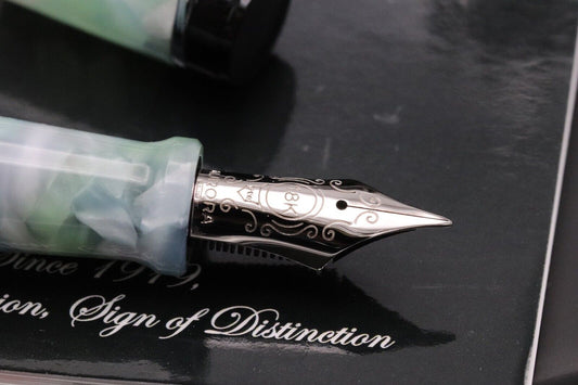 Aurora Optima Caleidoscopio Luce Verde Limited Edition Fountain Pen - EF Nib image 2