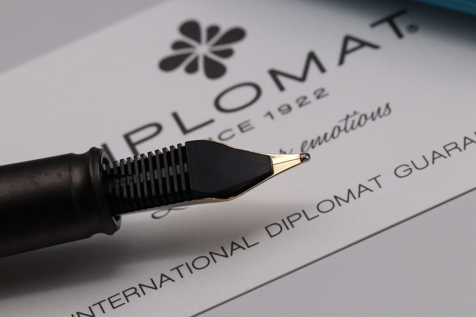 Diplomat Aero Turquoise Fountain Pen - 14k Broad Nib image 4