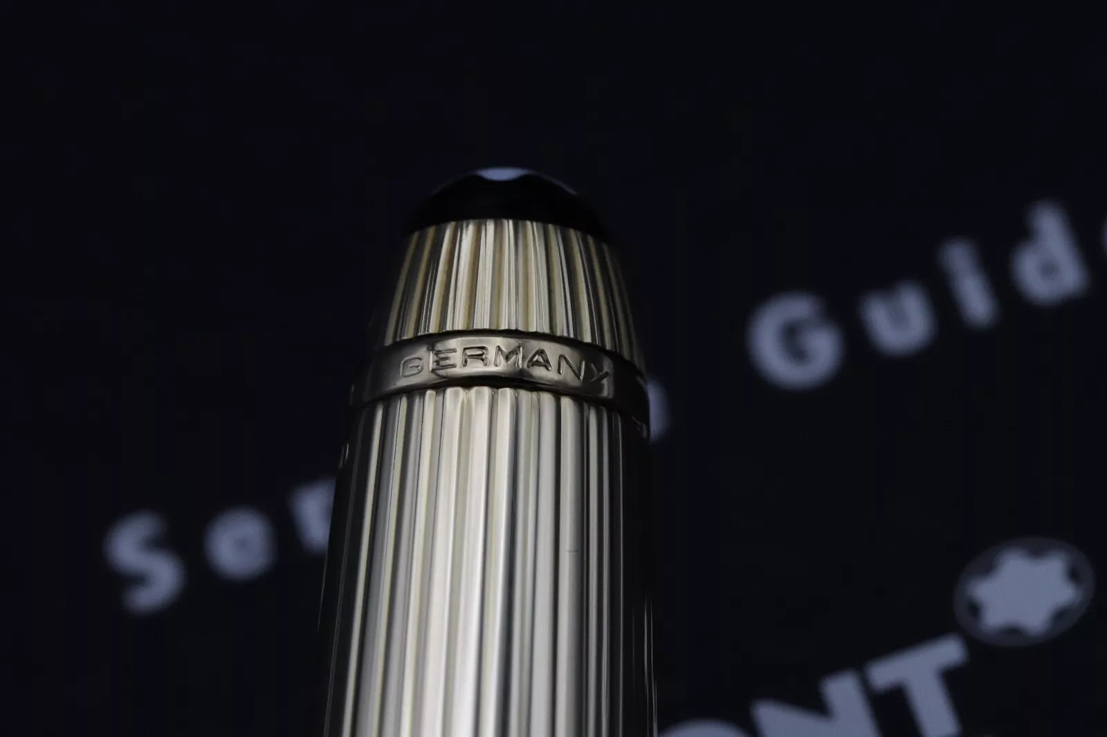 Montblanc Meisterstuck 144 Classique Pinstripe Solid Gold Fountain Pen image 7