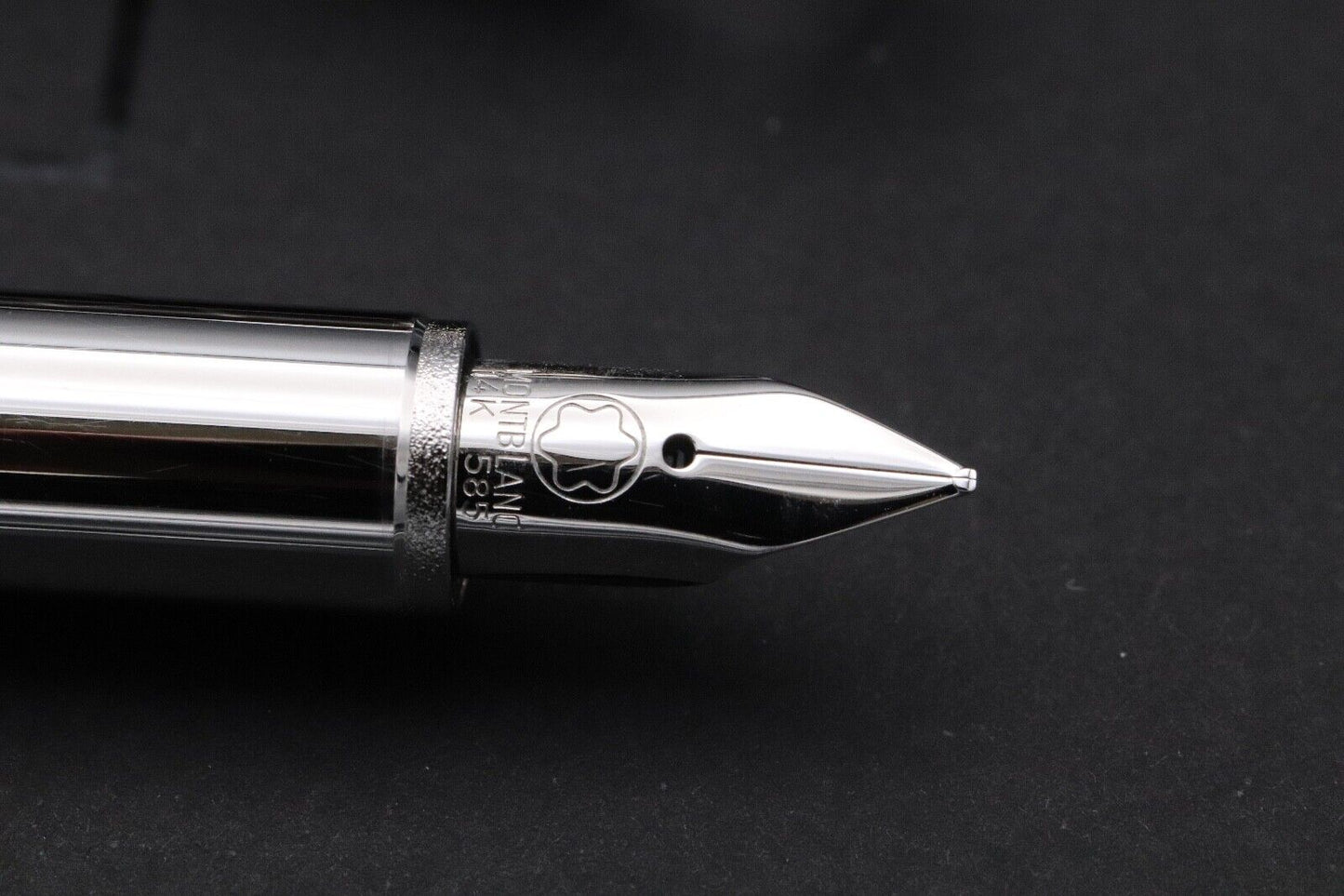 Montblanc Starwalker Rubber Platinum Fountain Pen - Broad Nib image 2