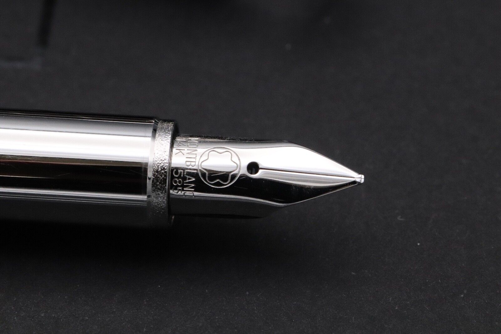 Montblanc Starwalker Rubber Platinum Fountain Pen - Broad Nib image 2
