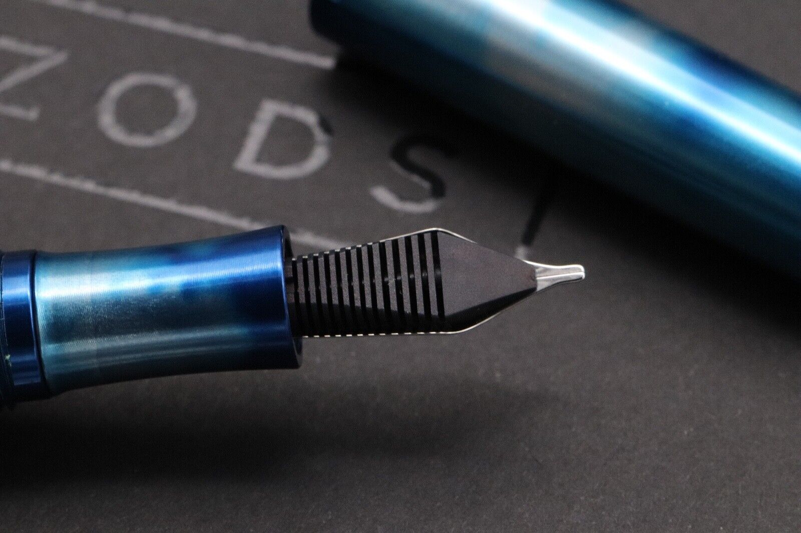Schon DSGN Full Size Glacier Ice Fountain Pen - Stub Nib image 4