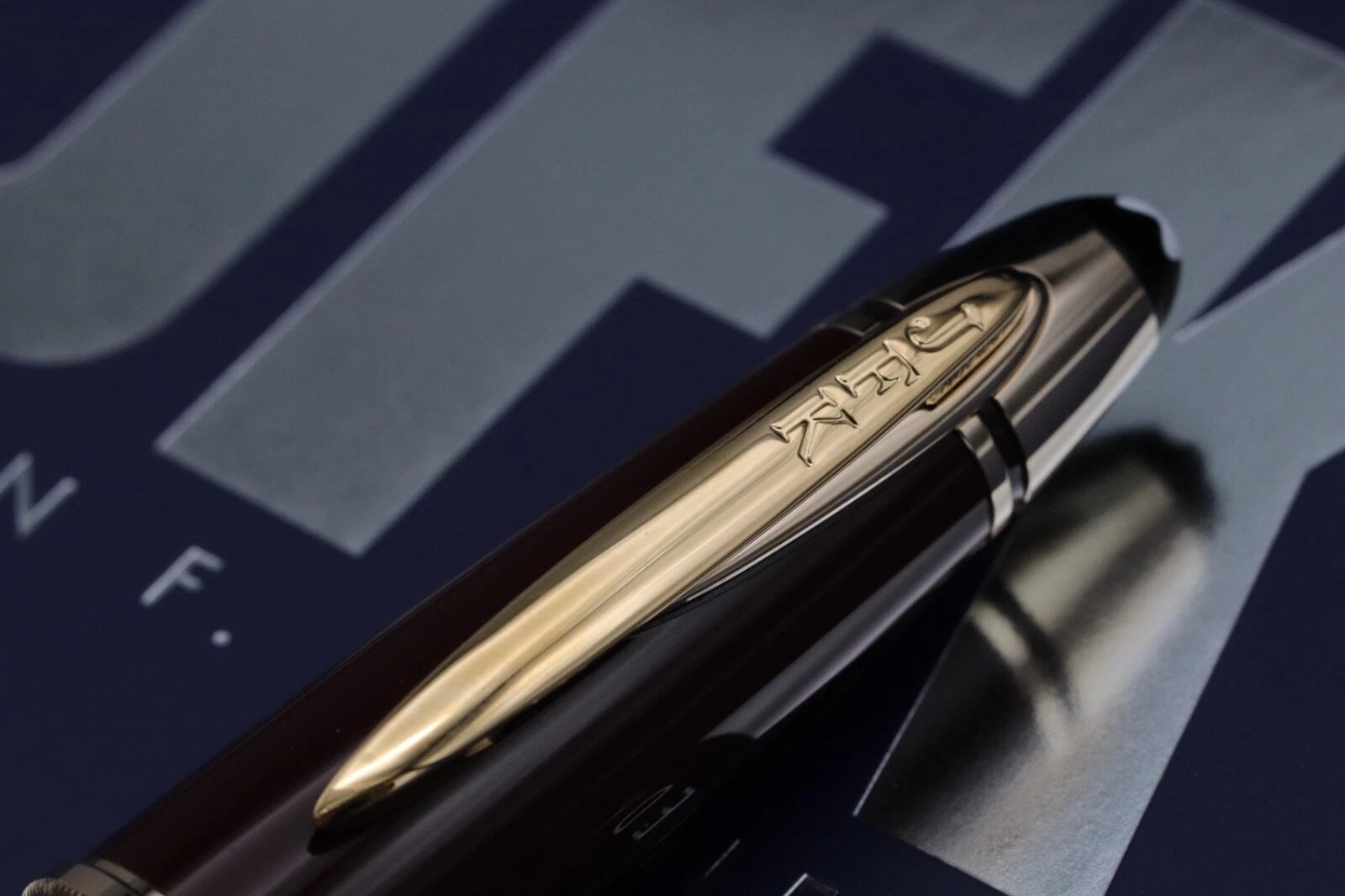Montblanc Great Characters JFK Burgundy Fountain Pen - UNUSED image 4