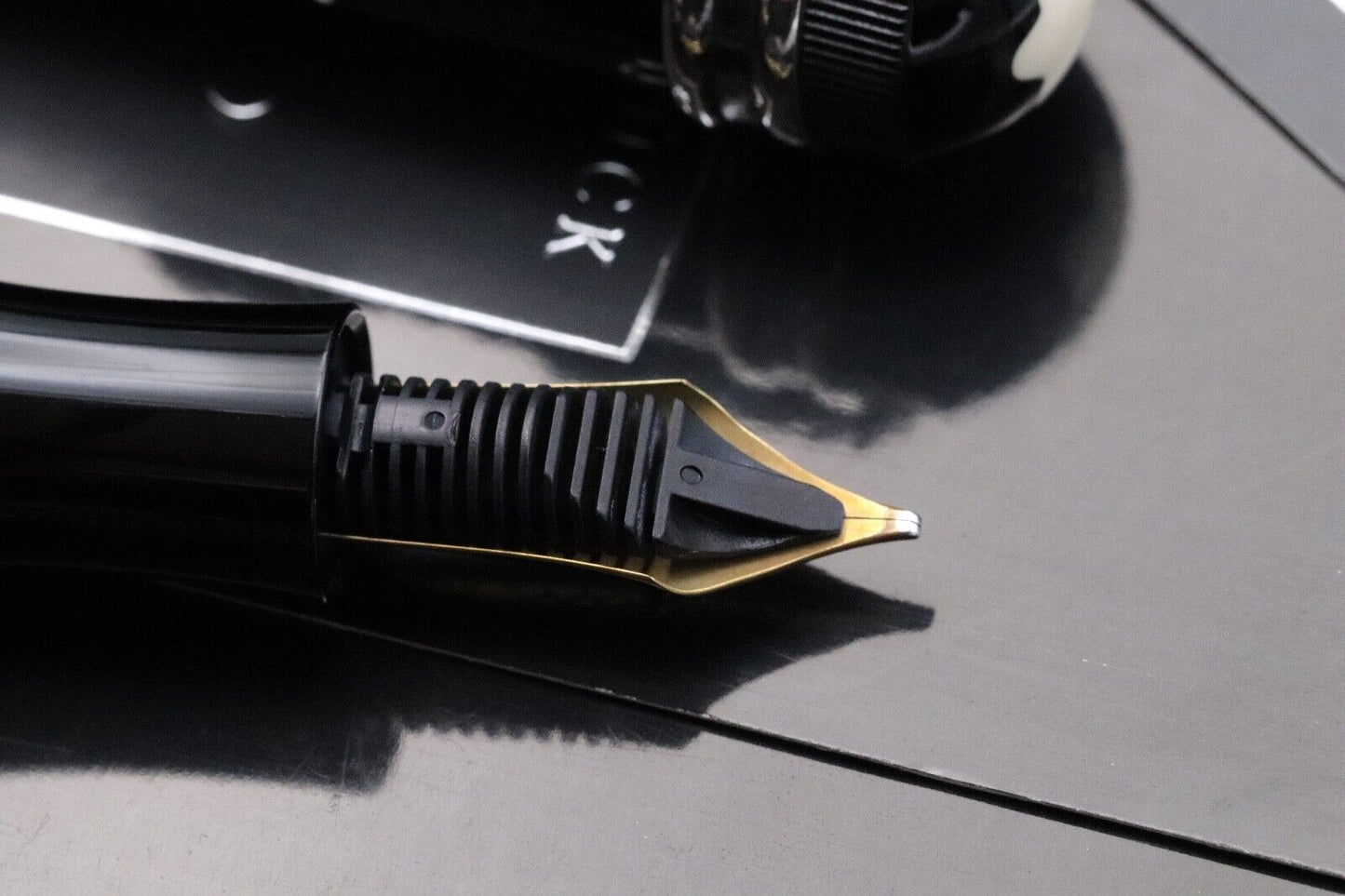 Montblanc Writers Edition Imperial Dragon Fountain Pen - Broad Nib image 3