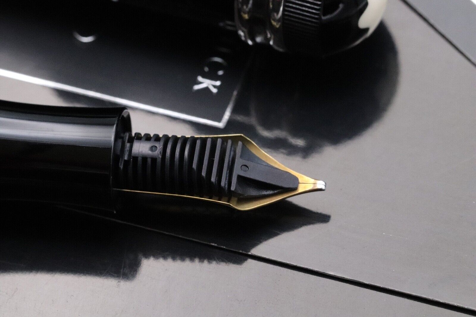 Montblanc Writers Edition Imperial Dragon Fountain Pen - Broad Nib image 3