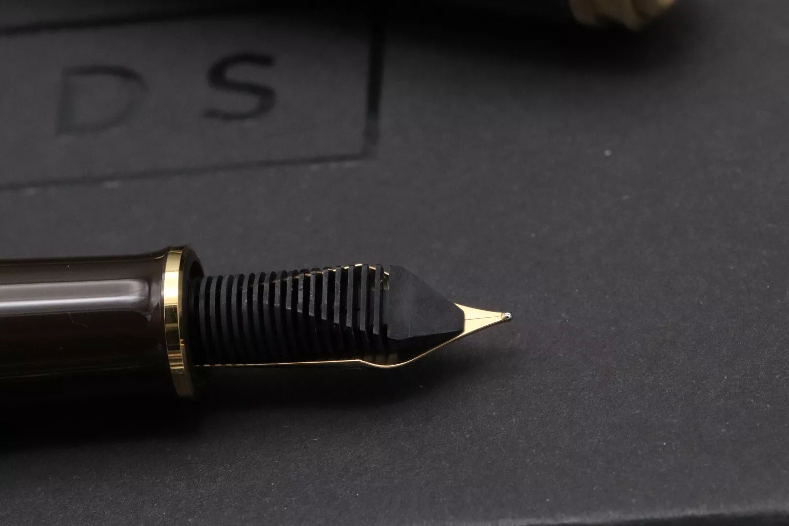 Pelikan Souveran M800 Brown Black Special Edition Fountain Pen - EF Nib image 6