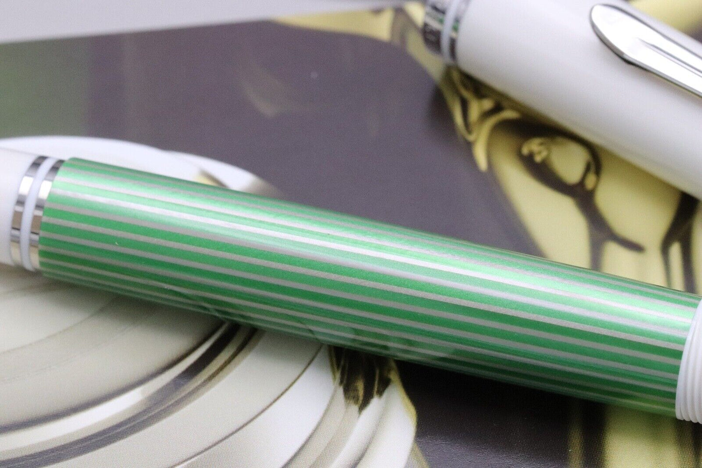 Pelikan Souveran M605 Green White Fountain Pen - Broad Nib image 3