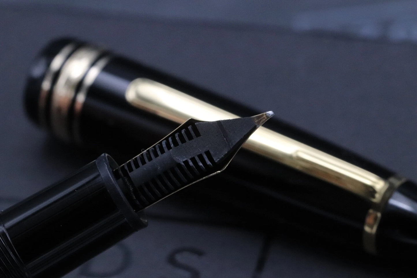 Montblanc Meisterstuck 146 LeGrand Gold Coated Fountain Pen - Monotone Nib image 3
