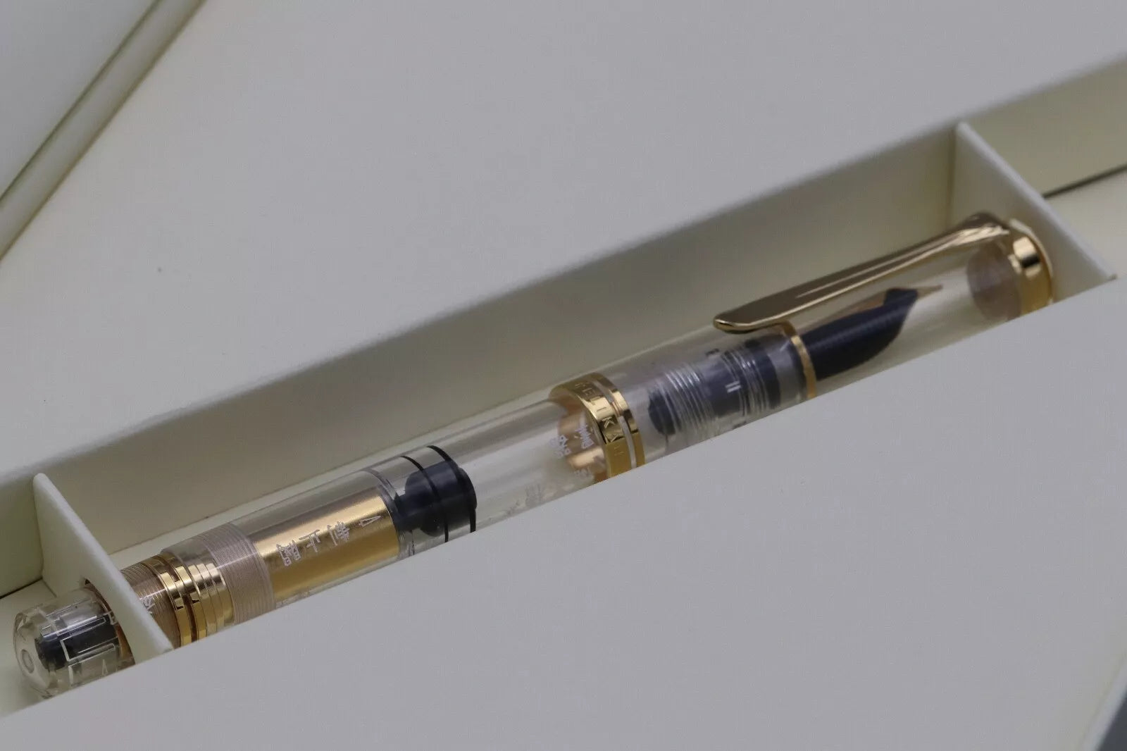Pelikan M800 Demonstrator Chinese Engraved LE Fountain Pen - UNUSED - EF Nib image 9