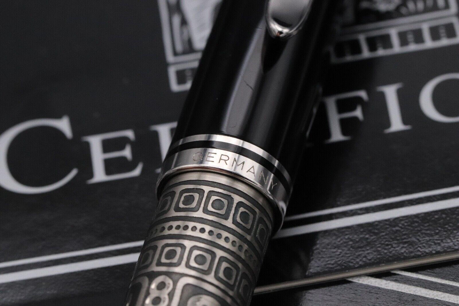Pelikan Souveran M710 Toledo Fountain Pen - UNUSED - Broad PF Nib image 4