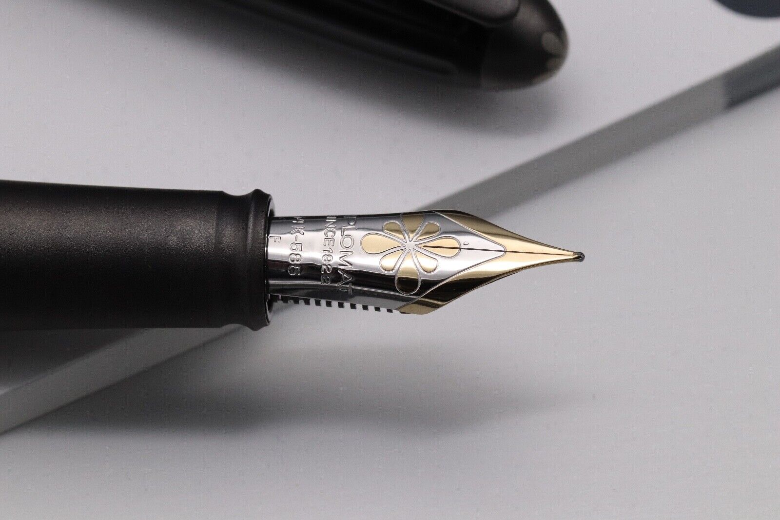 Diplomat Aero Black Fountain Pen - 14k Medium Nib image 2