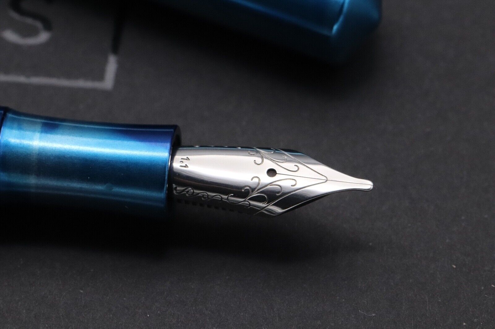 Schon DSGN Full Size Glacier Ice Fountain Pen - Stub Nib image 2