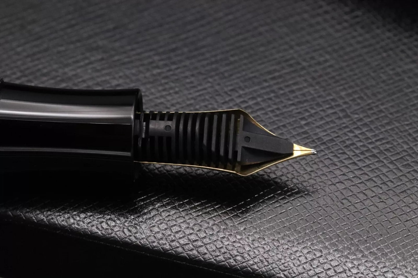 Montblanc Writers Edition Agatha Christie Fountain Pen - Fine Nib image 5