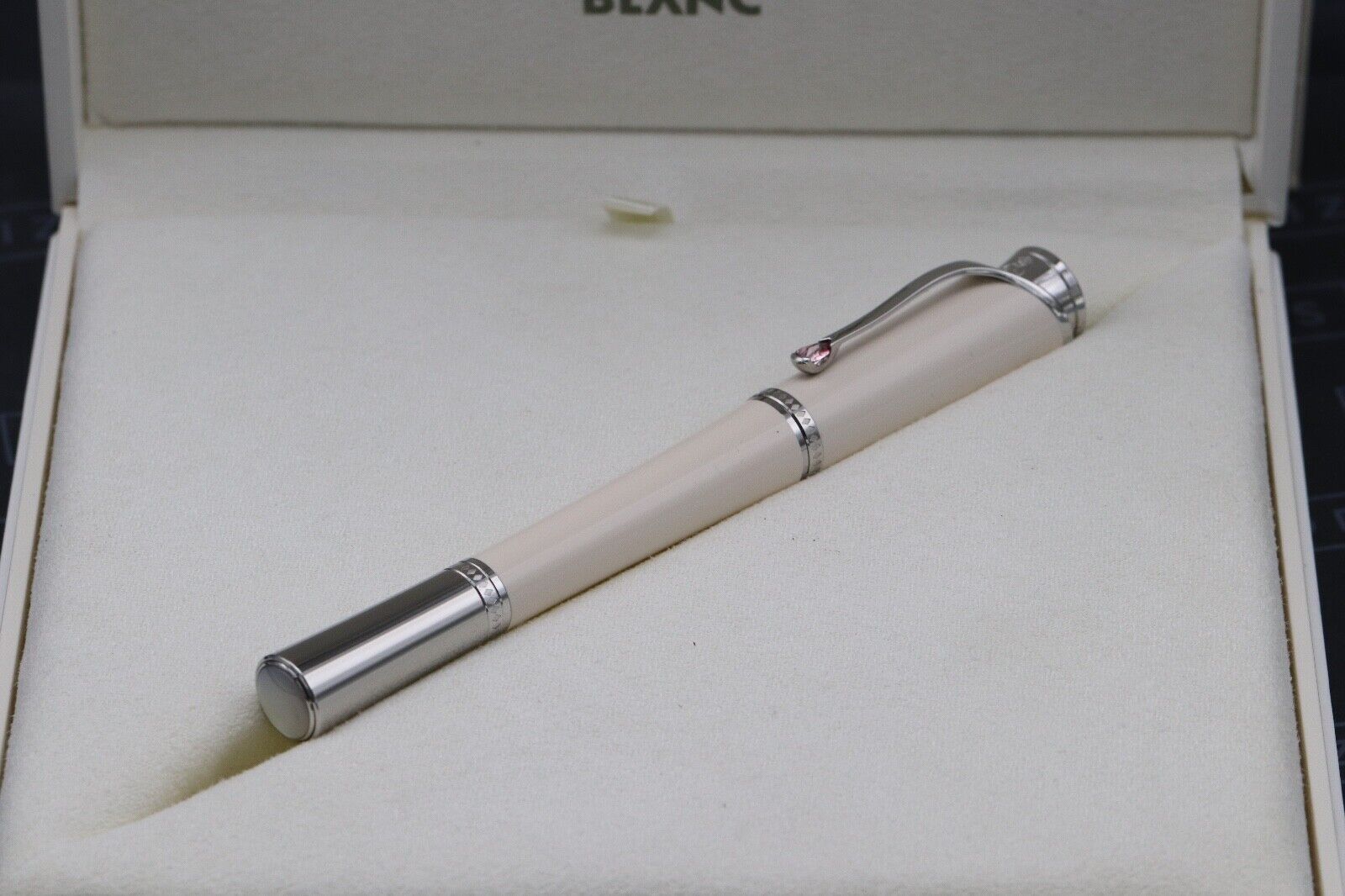 Montblanc Princesse Grace de Monaco Ivory-Resin Rollerball / Fineliner Pen image 7