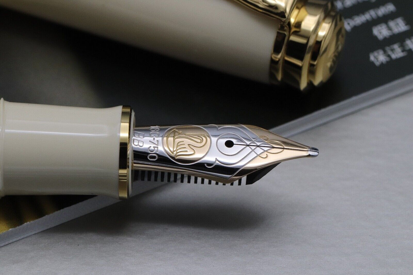 Pelikan Souveran M800 Cream Blue Fountain Pen - BB Nib image 2