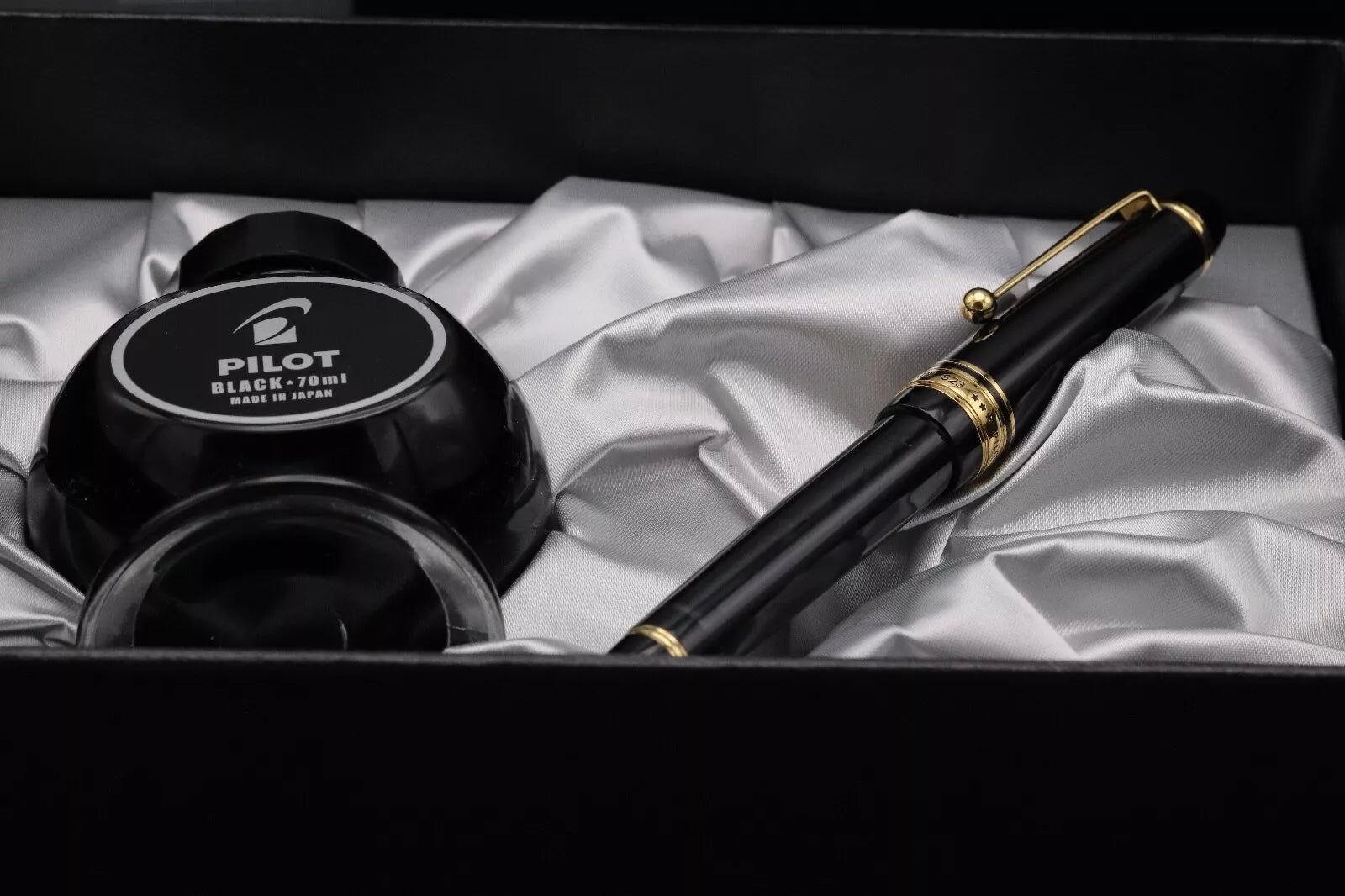 Pilot Custom 823 Smoke Fountain Pen - Broad Nib image 7