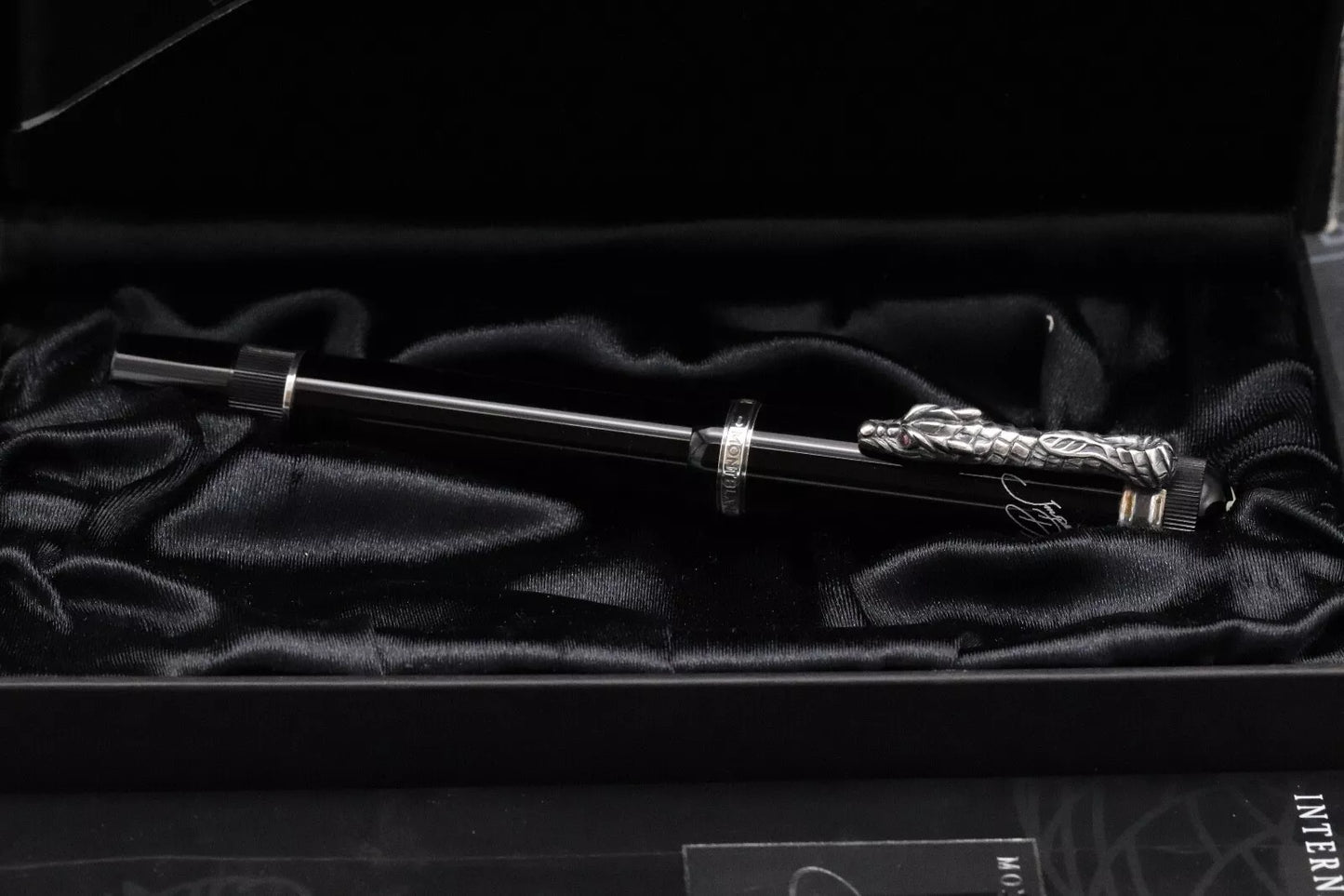 Montblanc Writers Edition Imperial Dragon Fountain Pen - NEVER INKED - Broad Nib image 10