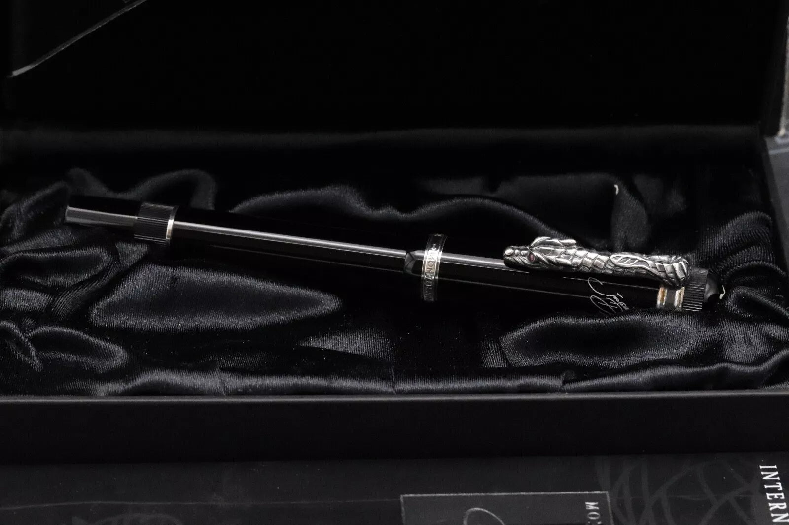 Montblanc Writers Edition Imperial Dragon Fountain Pen - NEVER INKED - Broad Nib image 10