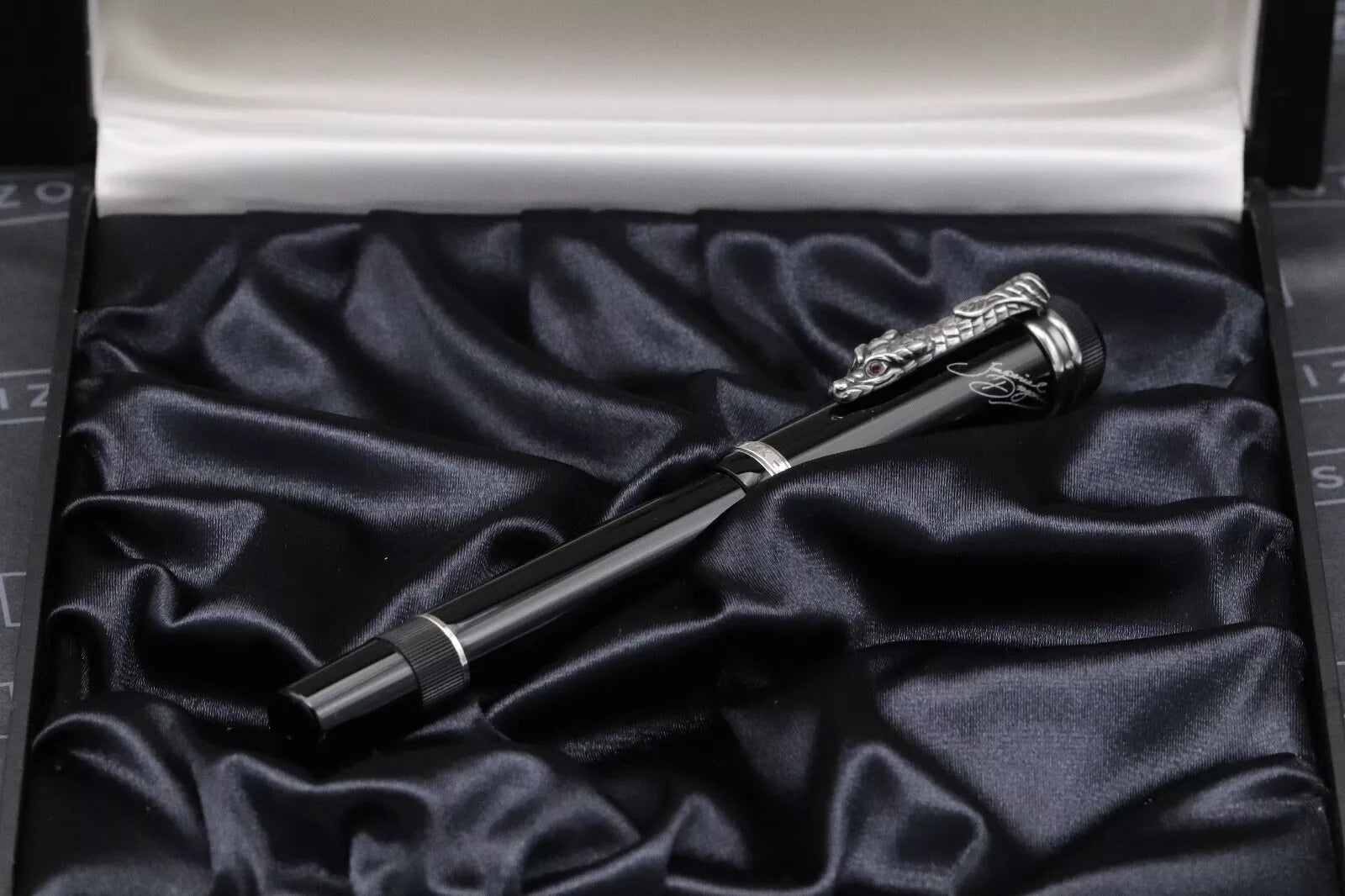 Montblanc Writers Edition Imperial Dragon Fountain Pen - NEVER INKED image 8