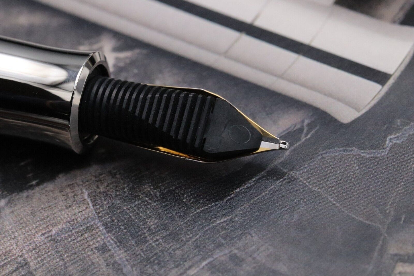 Graf von Faber-Castell Pen of the Year 2007 Petrified Wood Fountain Pen - UNUSED image 4