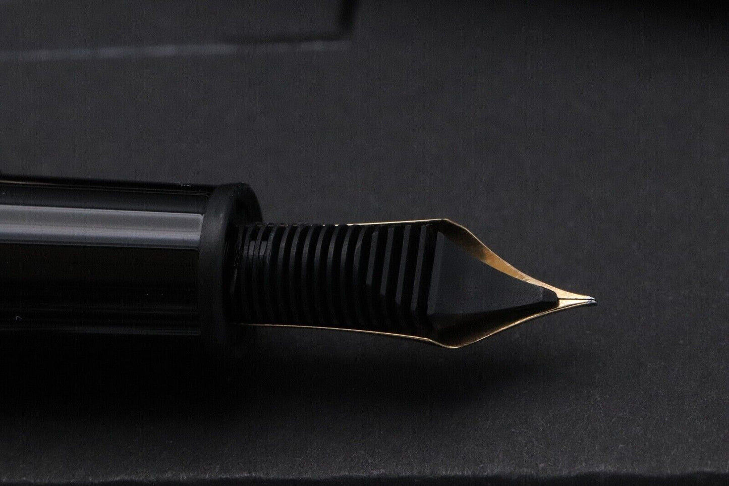 Montblanc Meisterstuck 147 Traveller Gold Line Fountain Pen with Pouch - EF Nib image 3