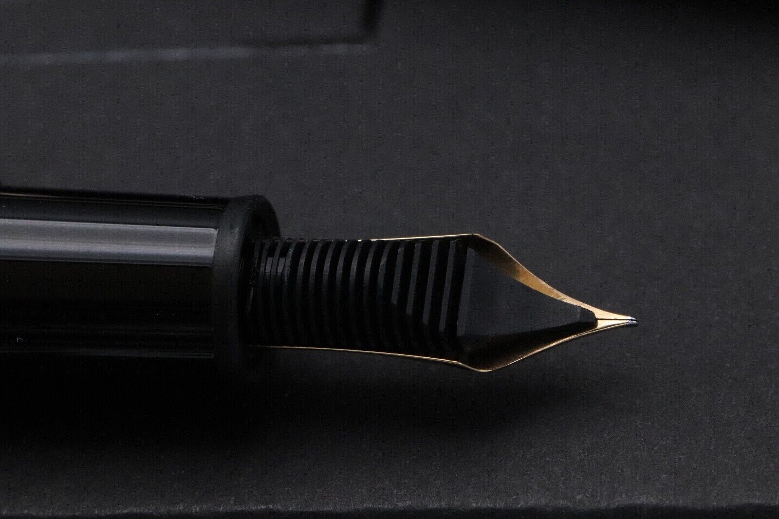 Montblanc Meisterstuck 147 Traveller Gold Line Fountain Pen with Pouch - EF Nib image 3