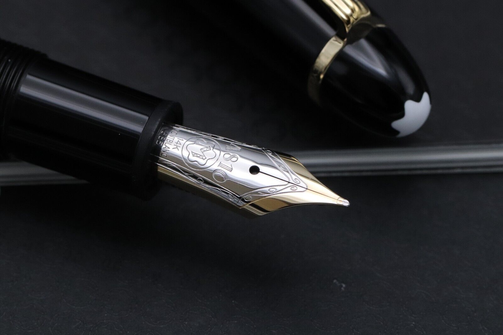Montblanc Meisterstuck 147 Traveller Gold Coated Fountain Pen inc Pouch - UNUSED image 2