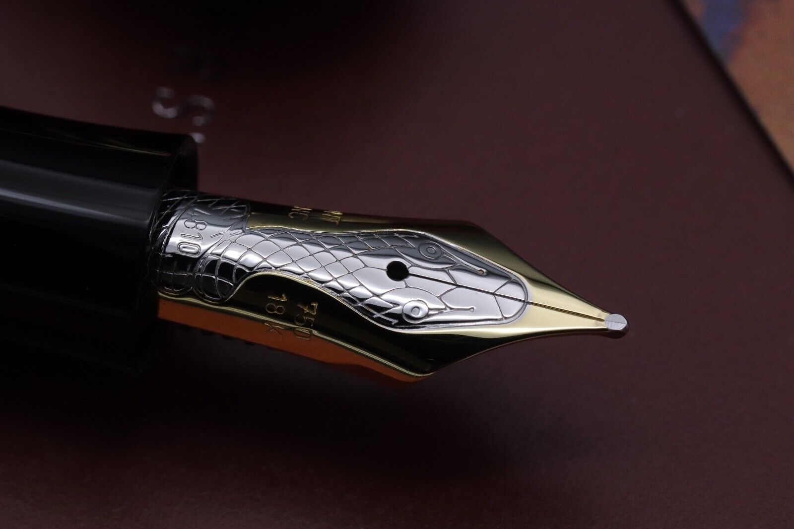 Montblanc Writers Edition Agatha Christie Vermeil Fountain Pen - UNUSED image 2