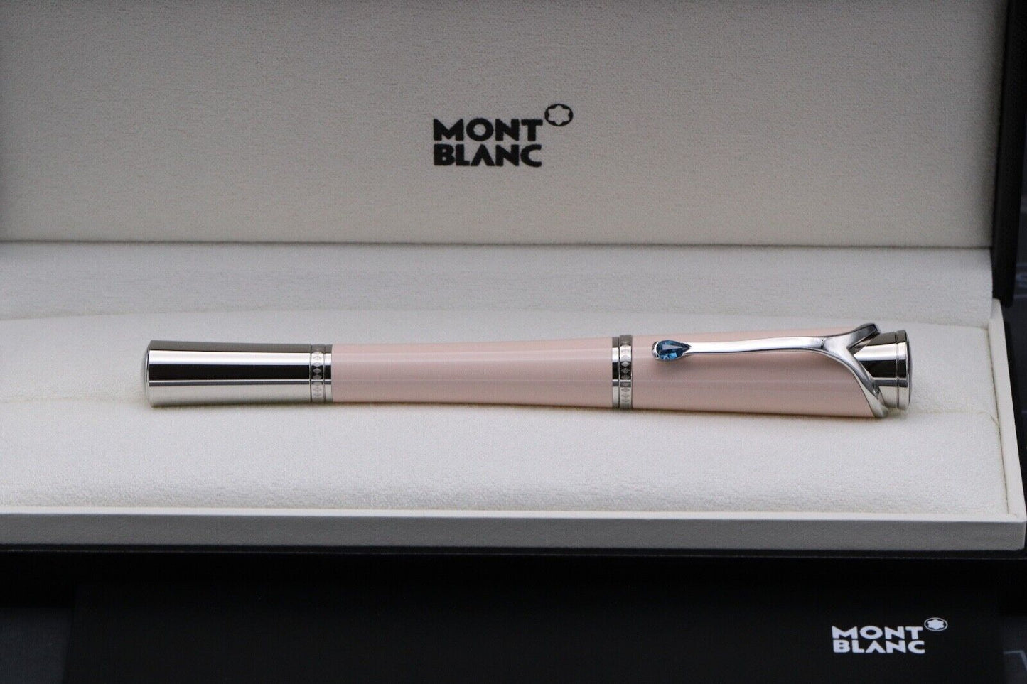 Montblanc Muses Poudre Special Edition Fountain Pen image 8